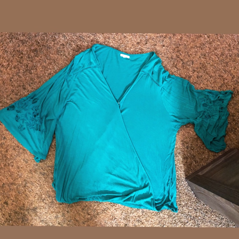 Flowy blouse! Absolutely adorable!!